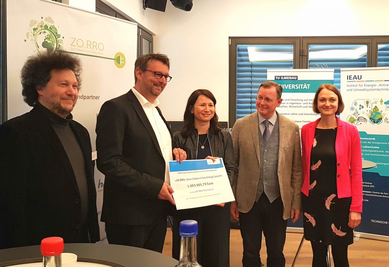 Prof. Wesselak, Prof. Westermann, Ministerin Siegesmund, Ministerpräsident Ramelow, Frau Liebe at the handover of the funding notification from the state